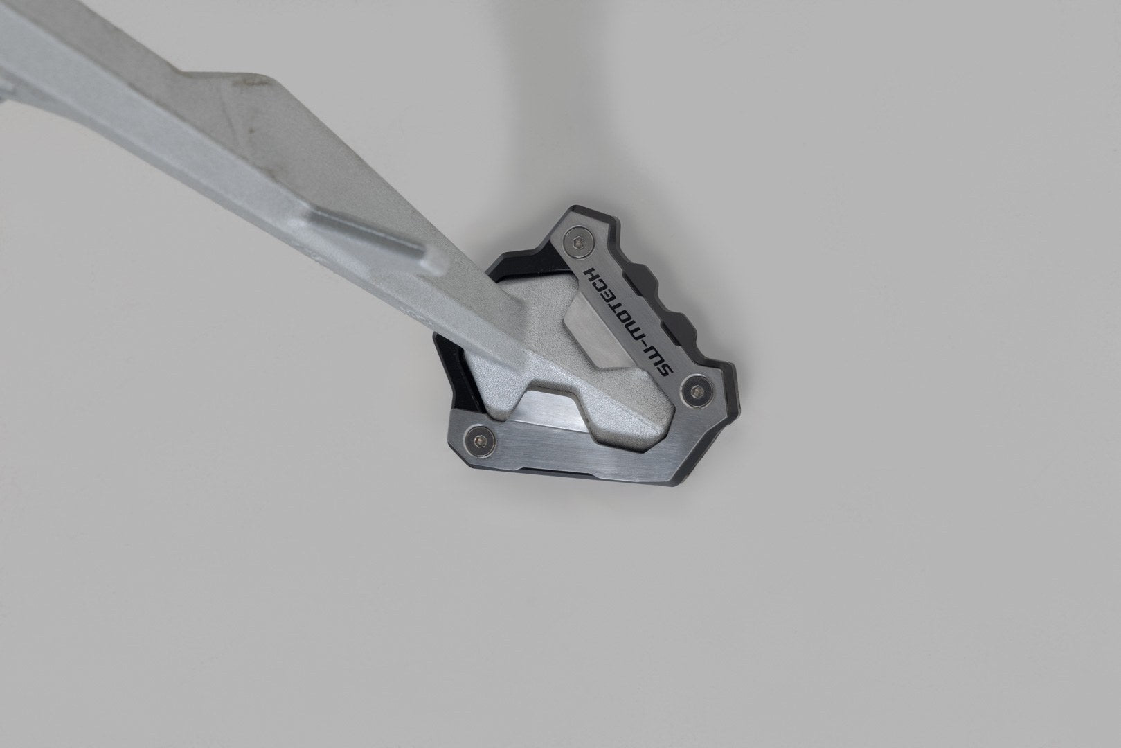 [STS.07.602.10000] Base maggiorata per cavalletto laterale Argento/Nero. BMW F 900 GS (23-).