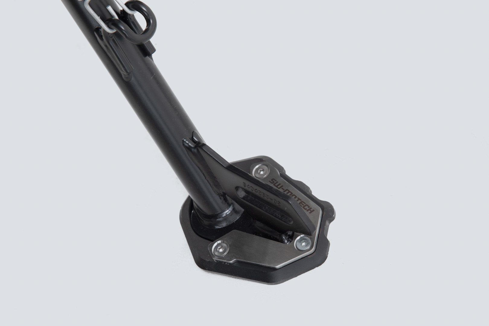 [STS.07.945.10000] Base maggiorata per cavalletto laterale Nero/Argento. BMW F 900 R / XR (19-).