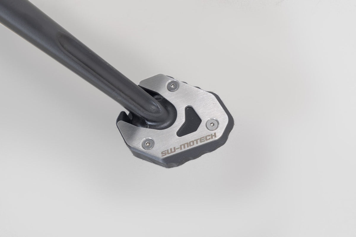 [STS.07.997.10000] Base maggiorata per cavalletto laterale Nero/Argento. BMW R 12 G/S (25-).