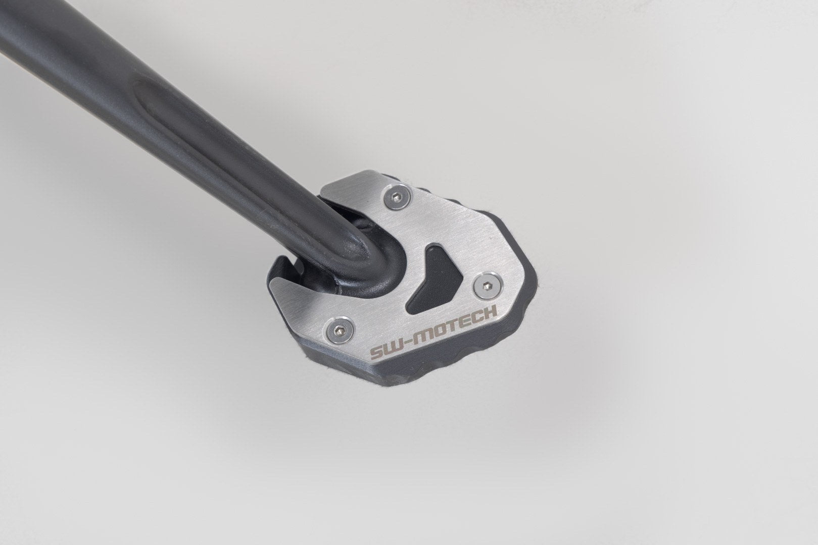 [STS.07.997.10000] Base maggiorata per cavalletto laterale Nero/Argento. BMW R 12 G/S (25-).
