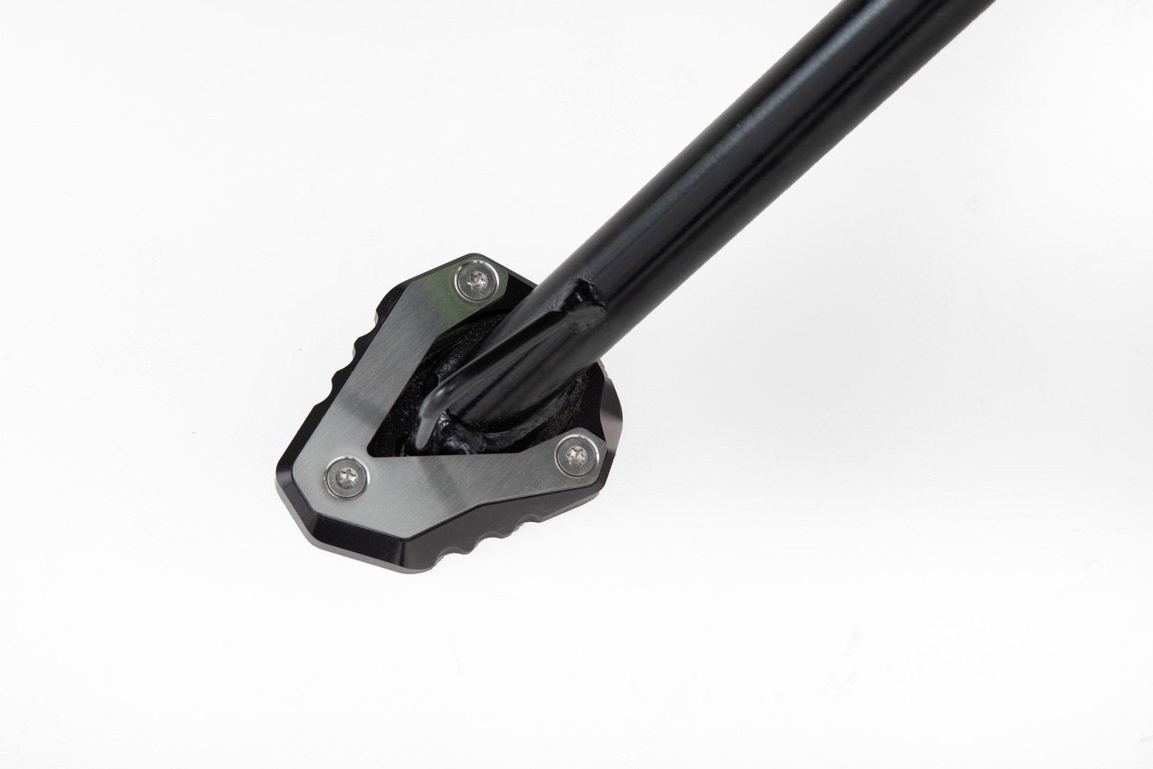 [STS.08.102.10100/S] Base maggiorata per cavalletto laterale Nero/Argento. Modelli Kawasaki.