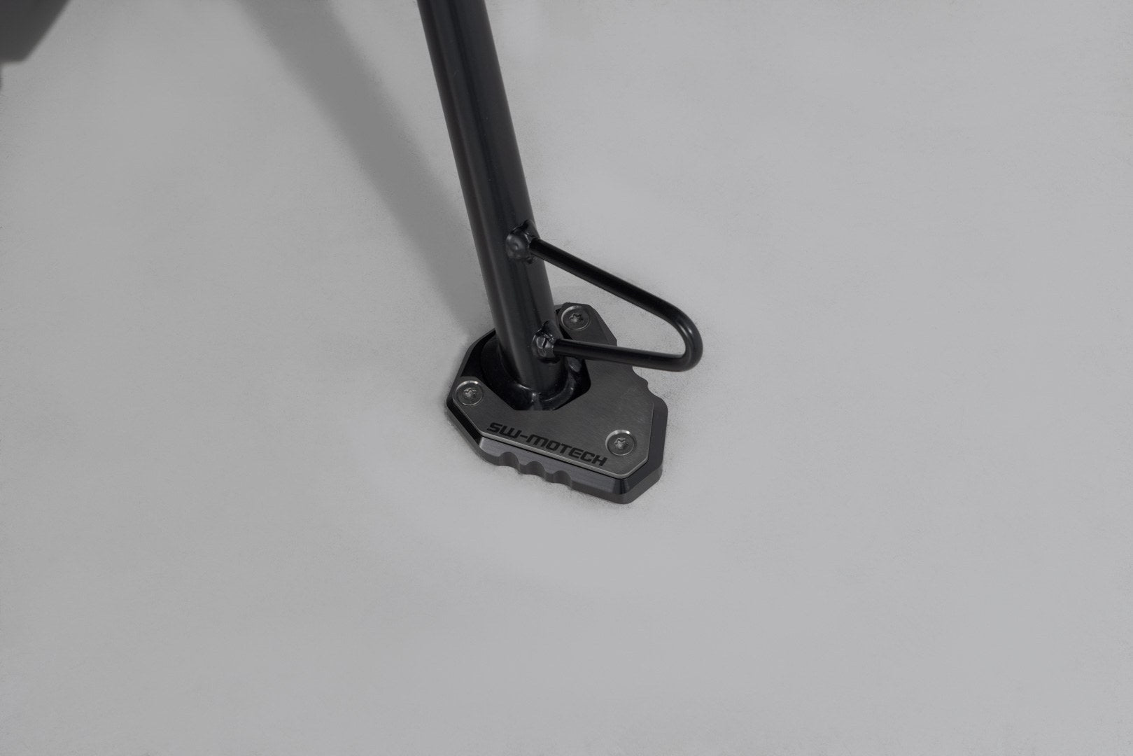 [STS.08.518.10000] Base maggiorata per cavalletto laterale Nero/Argento. Modelli Kawasaki.
