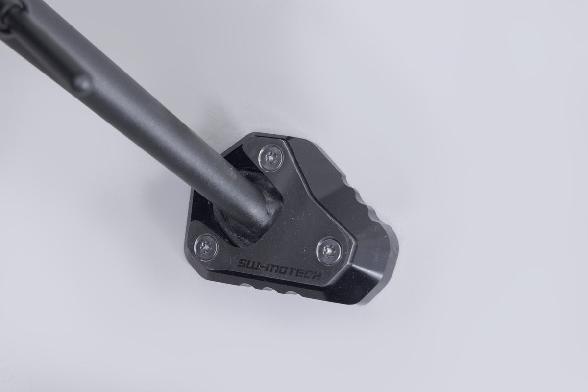 [STS.08.722.10001] Base maggiorata per cavalletto laterale Nero/Argento. Versys 1000 (14-) / 1100 (24-).