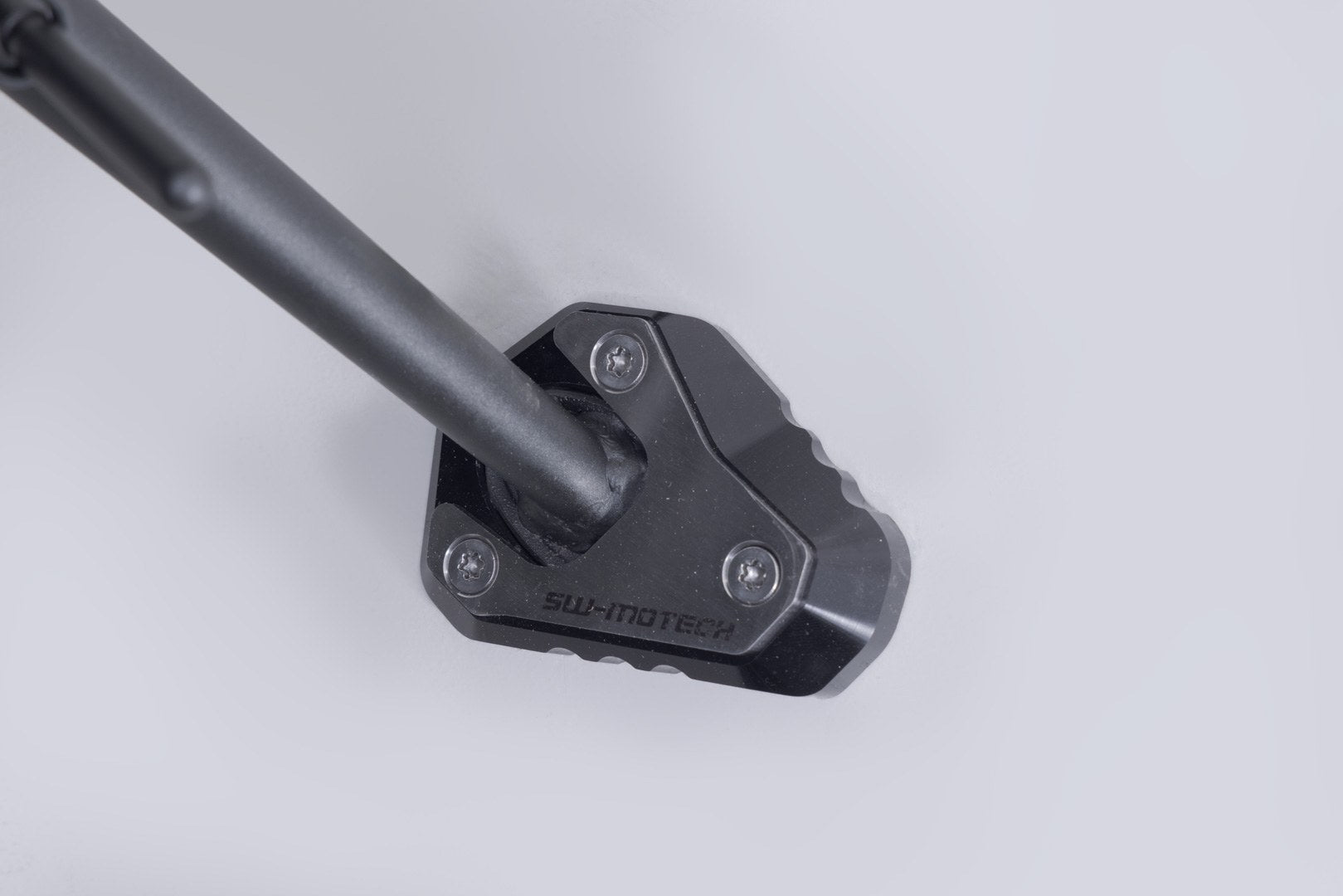[STS.08.722.10001] Base maggiorata per cavalletto laterale Nero/Argento. Versys 1000 (14-) / 1100 (24-).