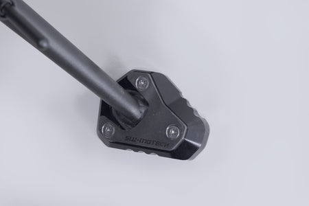 [STS.08.722.10001] Base maggiorata per cavalletto laterale Nero/Argento. Versys 1000 (14-) / 1100 (24-).