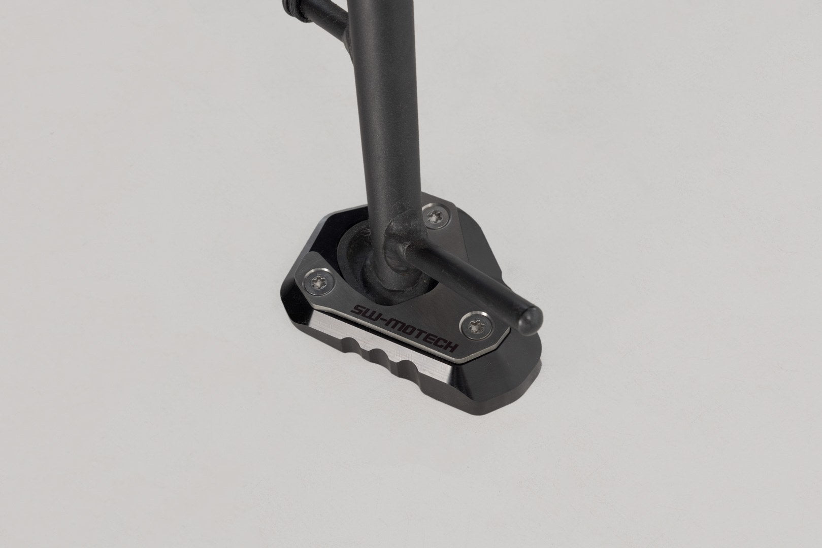 [STS.08.866.10000] Base maggiorata per cavalletto laterale Nero/Argento. Kawasaki Z650/S/RS, Ninja 650.