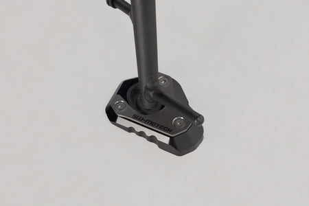 [STS.08.866.10000] Base maggiorata per cavalletto laterale Nero/Argento. Kawasaki Z650/S/RS, Ninja 650.