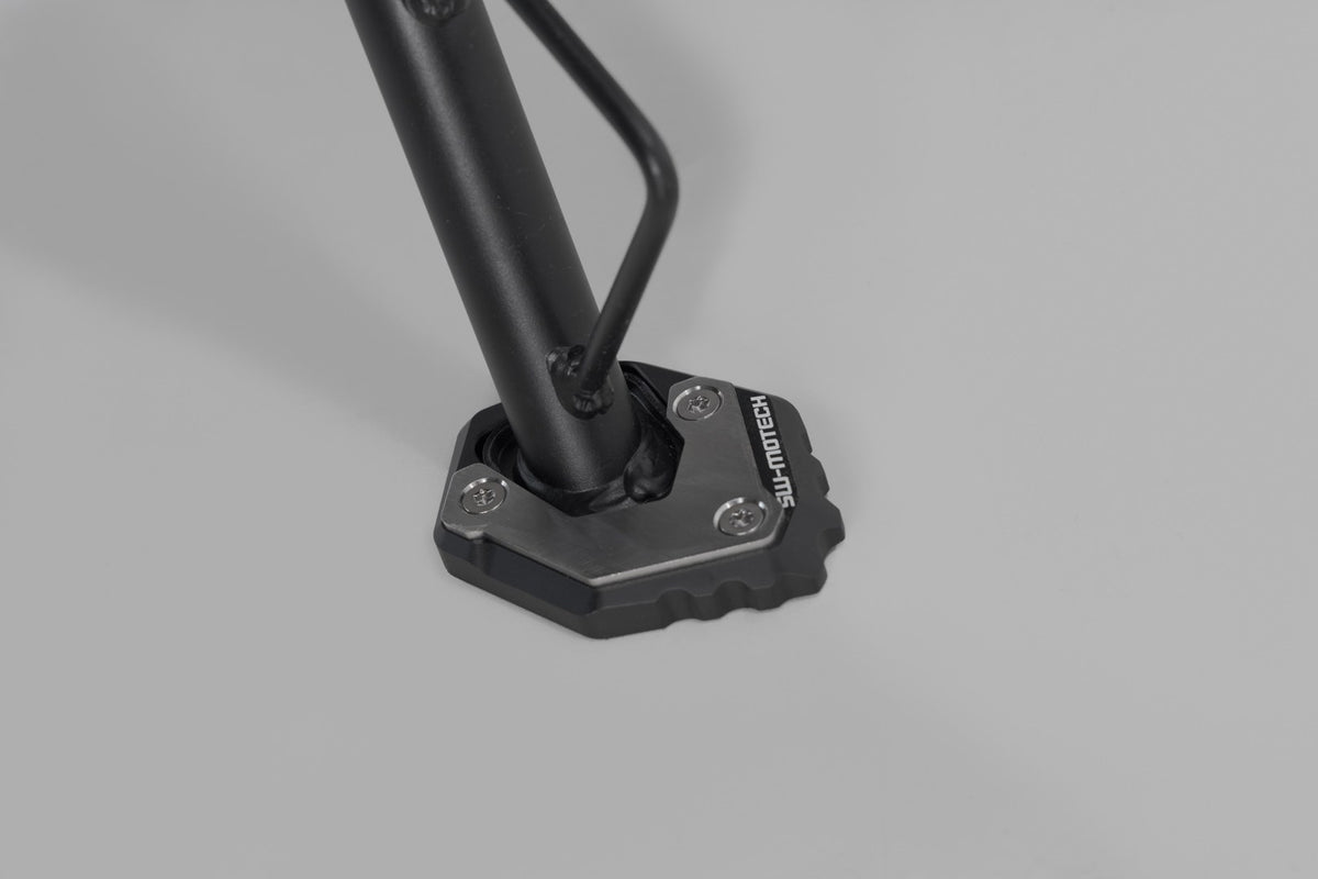 [STS.10.032.10000] Base maggiorata per cavalletto laterale Nero/argento. CFMoto 800MT / 800MT-X.