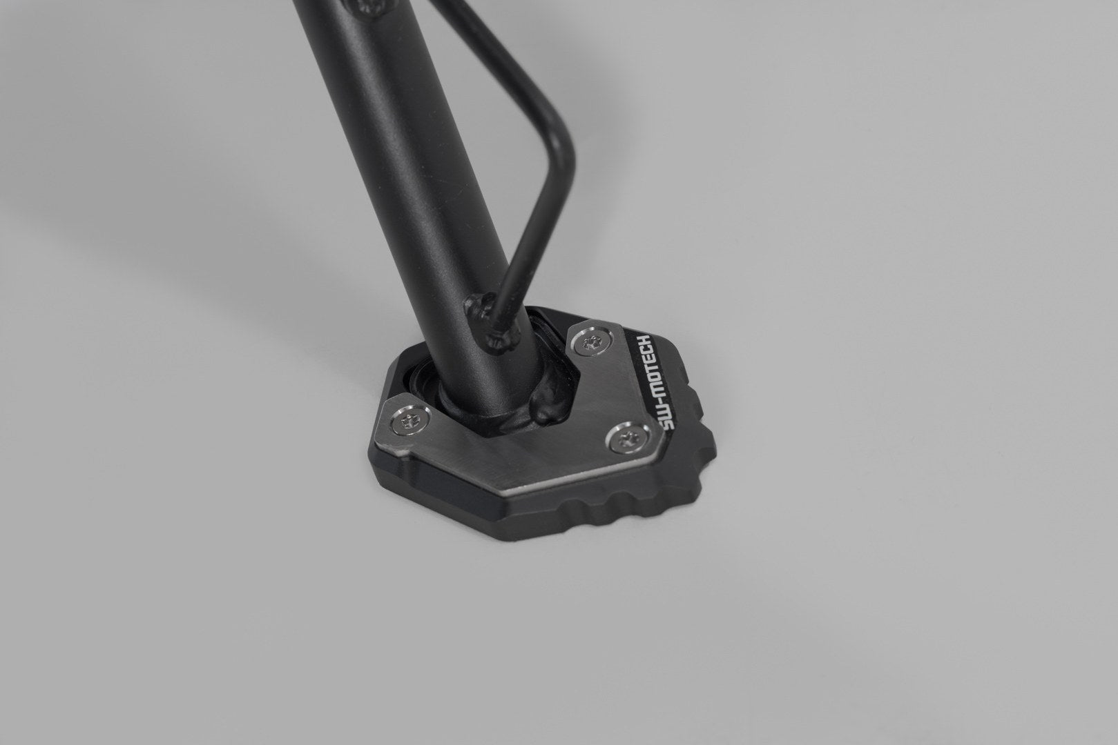 [STS.10.032.10000] Base maggiorata per cavalletto laterale Nero/argento. CFMoto 800MT / 800MT-X.