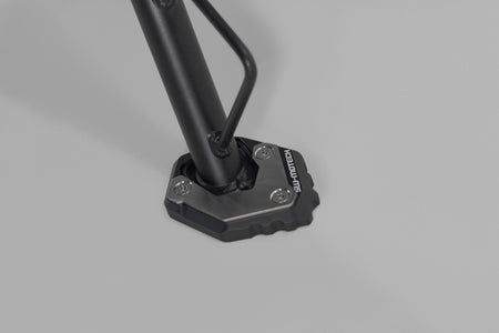 [STS.10.032.10000] Base maggiorata per cavalletto laterale Nero/argento. CFMoto 800MT / 800MT-X.