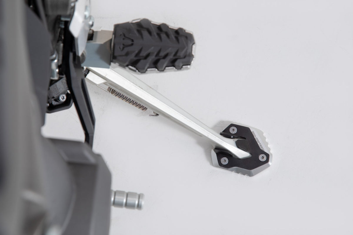 [STS.11.102.10300] Base maggiorata per cavalletto laterale Nero/Argento. Triumph Tiger 800 XC / XR (17-).