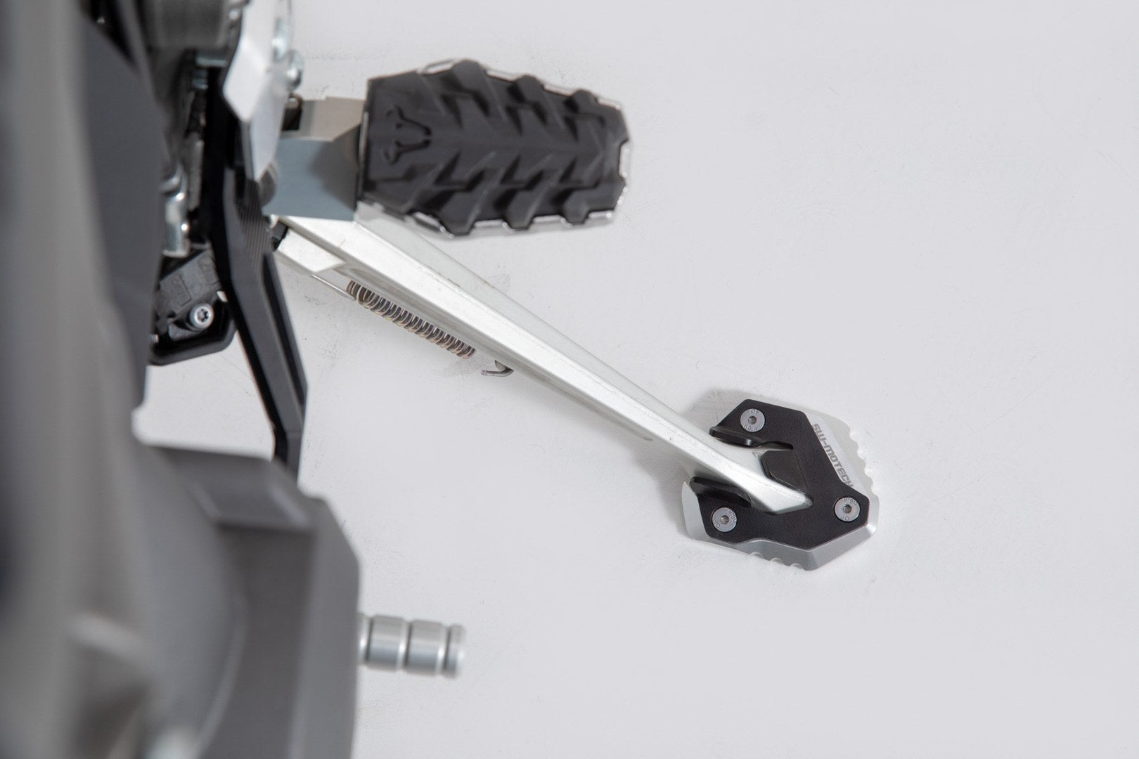 [STS.11.102.10300] Base maggiorata per cavalletto laterale Nero/Argento. Triumph Tiger 800 XC / XR (17-).