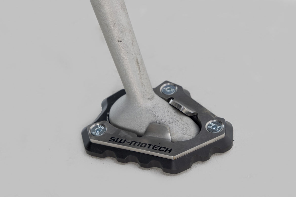 [STS.11.377.10000] Base maggiorata per cavalletto laterale Nero/Argento. Speed Triple 1200 RS/ RX (21-).