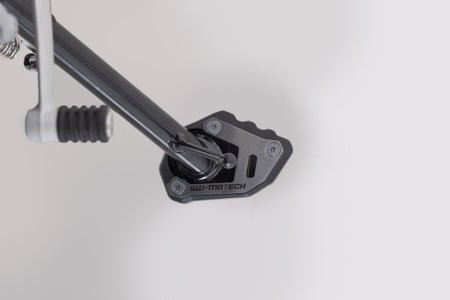 [STS.11.616.10000] Base maggiorata per cavalletto laterale Nero/Argento. Triumph Speed ??400/Scrambler 400X.