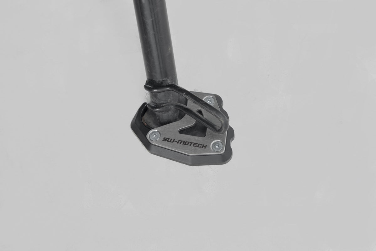 [STS.11.842.10000] Base maggiorata per cavalletto laterale Nero/Argento. Triumph Trident 660 (21-24).