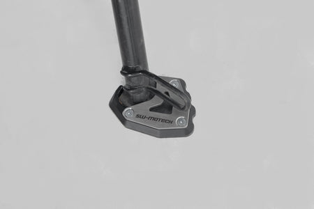 [STS.11.842.10000] Base maggiorata per cavalletto laterale Nero/Argento. Triumph Trident 660 (21-24).