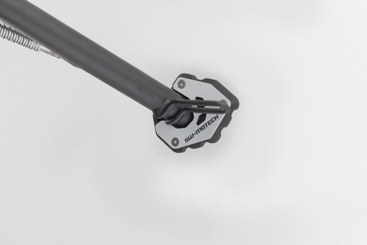 [STS.11.842.10100] Base maggiorata per cavalletto laterale Nero/Argento. Triumph Trident 660 (24-).