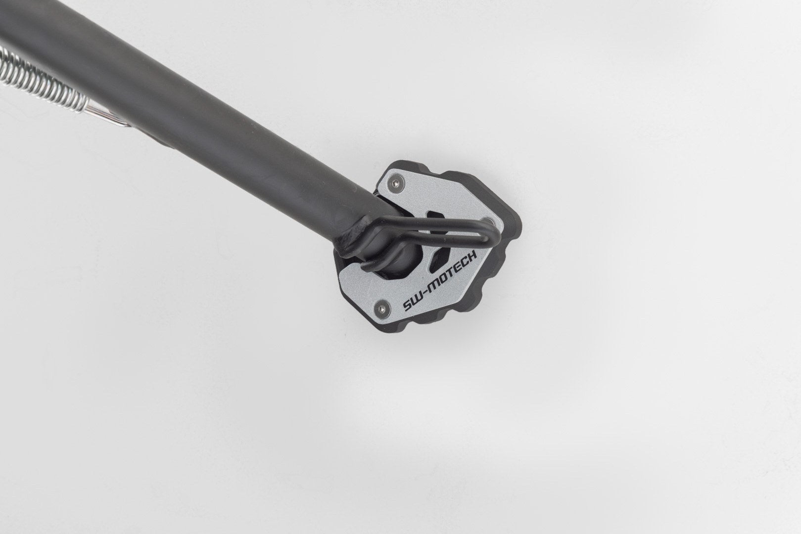 [STS.11.842.10100] Base maggiorata per cavalletto laterale Nero/Argento. Triumph Trident 660 (24-).