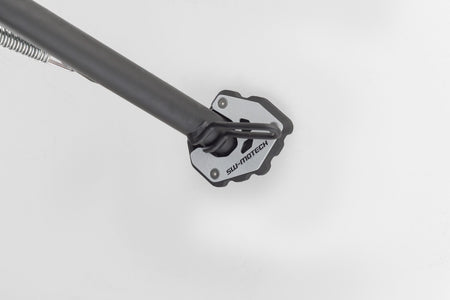 [STS.11.842.10100] Base maggiorata per cavalletto laterale Nero/Argento. Triumph Trident 660 (24-).