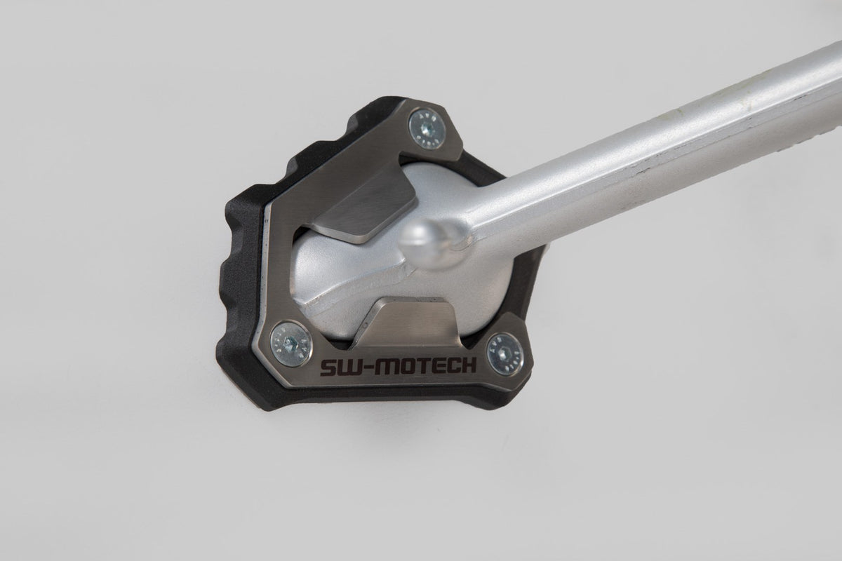 [STS.11.929.10000] Base maggiorata per cavalletto laterale Nero/Argento. Modelli Triumph 1200 (18-).
