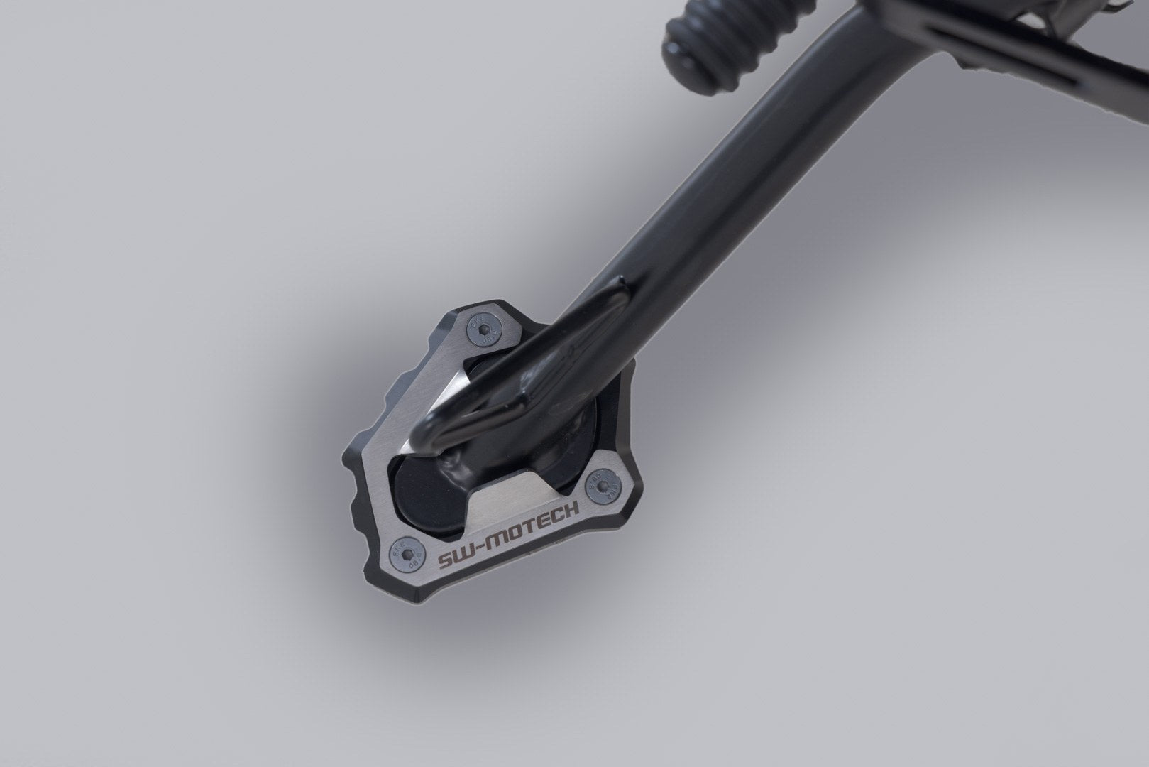 [STS.11.929.10100] Base maggiorata per cavalletto laterale Nero/Argento. Triumph Scrambler 1200 X (23-).