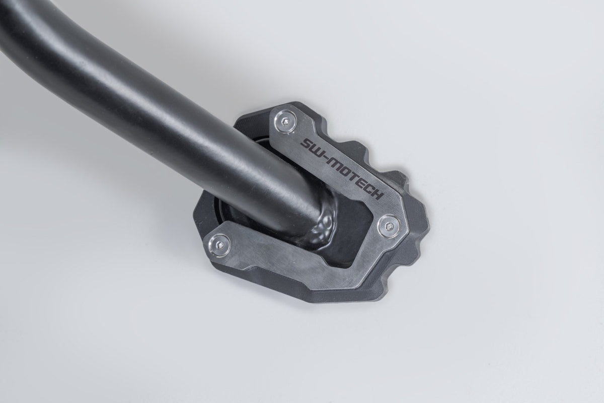 [STS.11.991.10100] Base maggiorata per cavalletto laterale Nero/Argento. Triumph Tiger Sport 660/800 (24-).