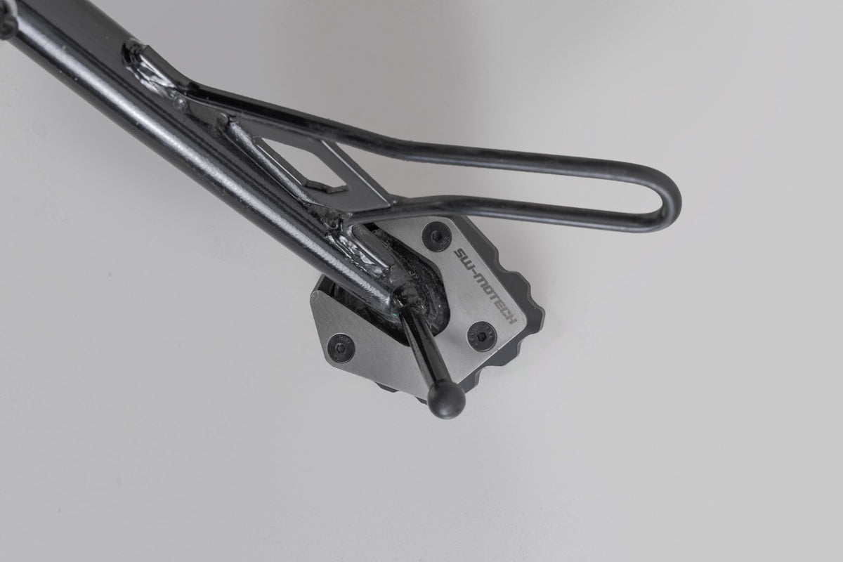 [STS.17.632.10000] Base maggiorata per cavalletto laterale Nero/Argento. Moto Guzzi V85 TT (24-).