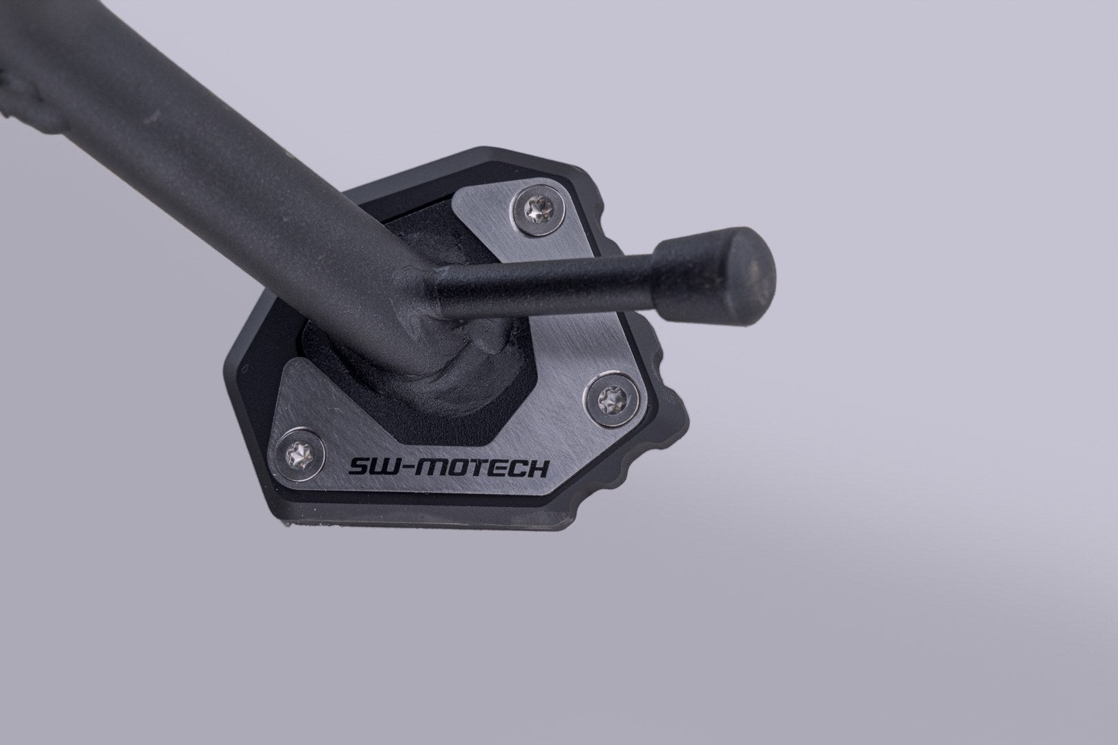[STS.19.044.10000] Base maggiorata per cavalletto laterale Nero/Argento. Benelli Leoncino 800 / 800 Trail.