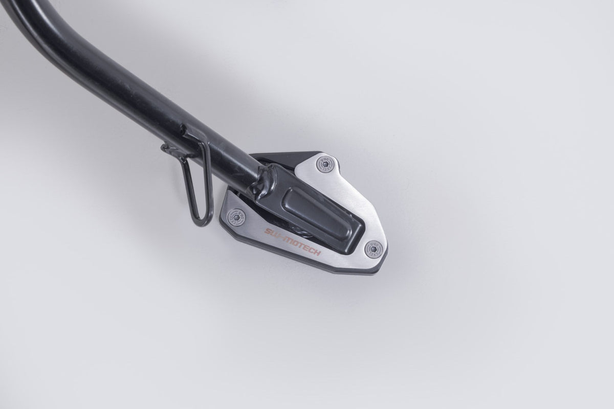 [STS.22.088.10000] Base maggiorata per cavalletto laterale Nero/Argento. Modelli Ducati Scrambler (24).