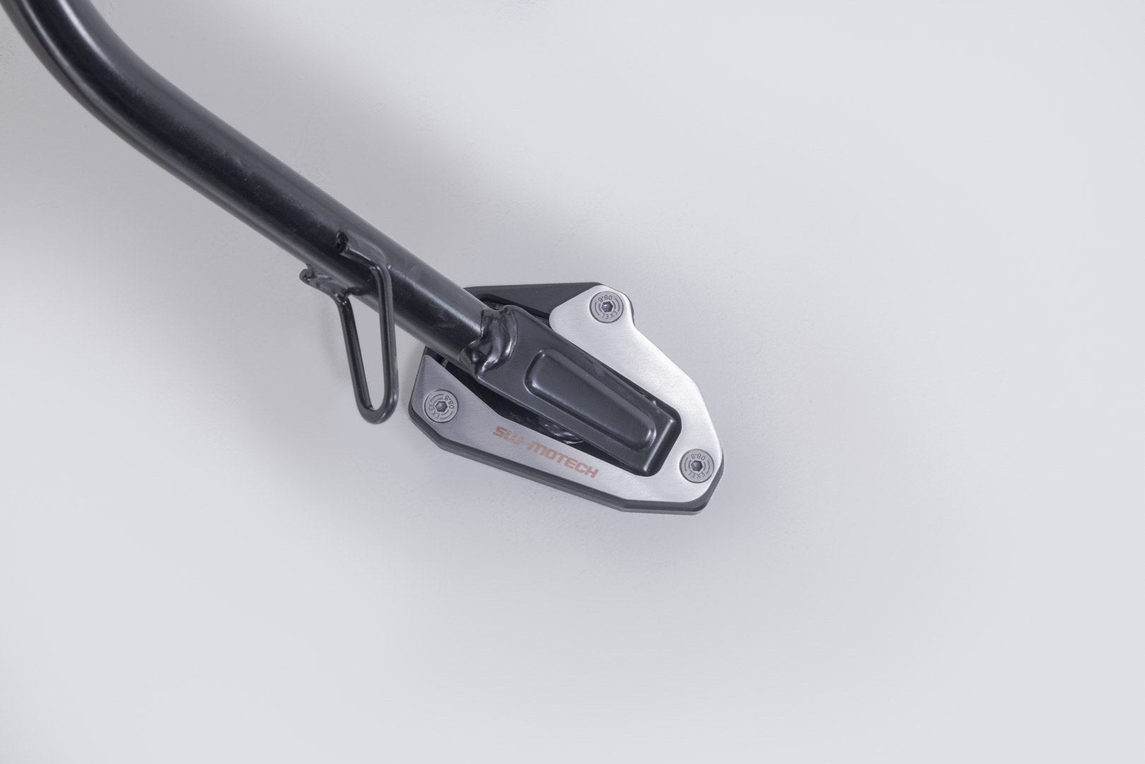 [STS.22.088.10000] Base maggiorata per cavalletto laterale Nero/Argento. Modelli Ducati Scrambler (24).