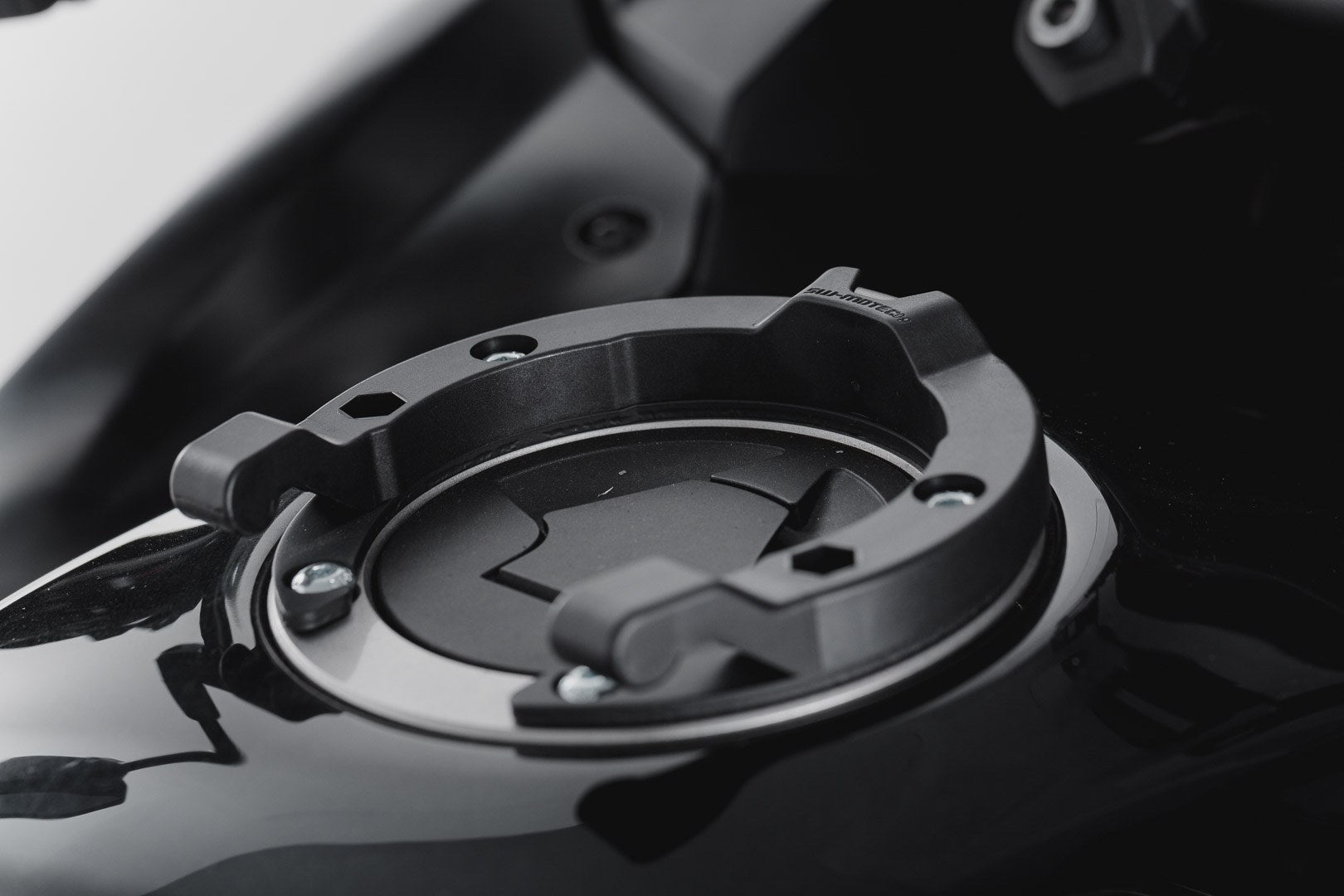 [TRT.00.475.14001/B] Anello serbatoio ION Nero. Modelli Kawasaki. Serbatoio con 5 viti.