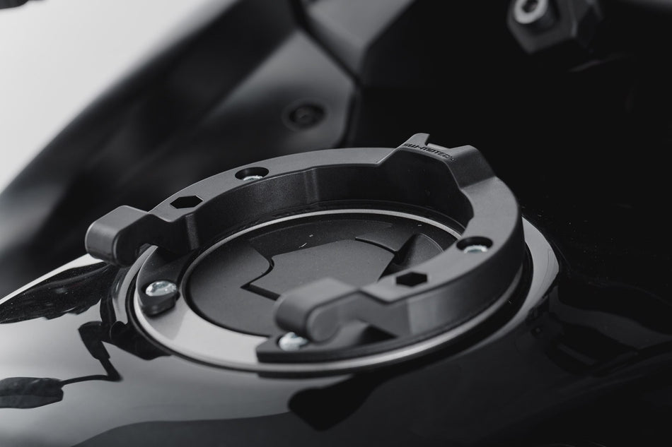 [TRT.00.475.14001/B] Anello serbatoio ION Nero. Modelli Kawasaki. Serbatoio con 5 viti.