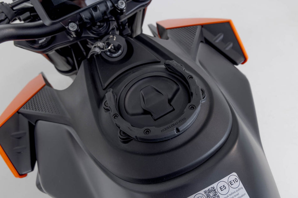 [TRT.00.787.33100/B] Anello serbatoio PRO Nero. KTM 990 Duke (23-).