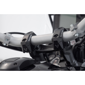 Riser manubrio inclinato regolabile per Ã˜28 A=28mm. Posa a 5/10/15/20/25/30 mm. Nero