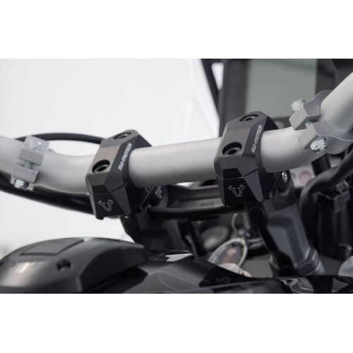 Riser manubrio inclinato regolabile per Ã˜28 A=28mm. Posa a 5/10/15/20/25/30 mm. Nero