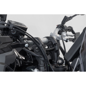 Riser manubrio inclinato regolabile per Ã˜28 A=28mm. Posa a 5/10/15/20/25/30 mm. Nero